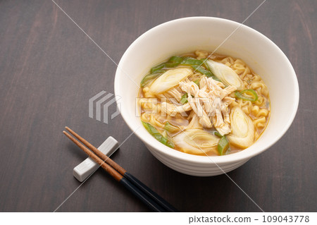 Simple curry udon noodles 109043778