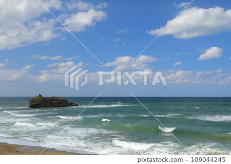 鳥取白東海岸荻之島的風景，洶湧的海浪拍打著 109044245