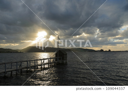 東鄉池和四海的景色在透過雲層的光輝中熠熠生輝。 109044337