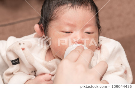 【剛出生的嬰兒用奶瓶哺乳】 109044456