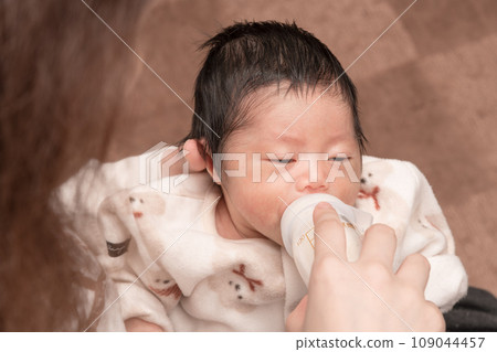 【剛出生的嬰兒用奶瓶哺乳】 109044457