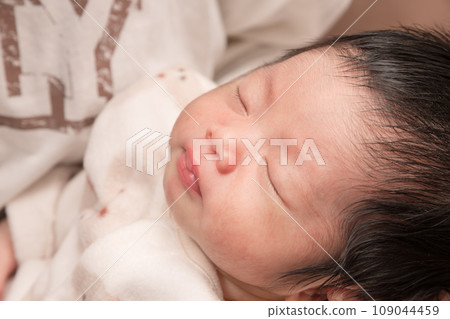 [Newborn baby burps after breastfeeding] 109044459