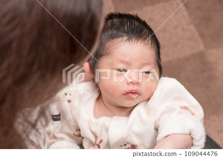 【剛出生的寶寶吃奶後打嗝】 109044476