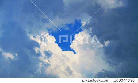 Majestic scenery of blue sky and clouds 109044586