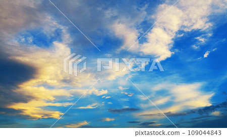 Scenery of clouds in the sky at dusk (Kawaguchi City, Saitama Prefecture) 109044843