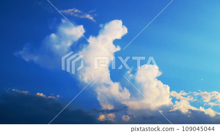 Majestic scenery of deep blue sky and white clouds 109045044