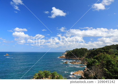 山陰松島鳥取白原海岸美麗的海岸線風景 山陰松島鳥取白原海岸美麗的海岸線風景 109045142