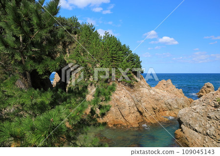 山陰松島鳥取鴨蓋莊海岸的美景 山陰松島鳥取鴨蓋莊海岸的美景 109045143