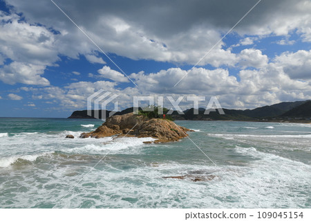 浦富海岸向島惠比壽神社的風景,低雲飄過 浦富海岸向島惠比壽神社的風景,低雲飄過 109045154