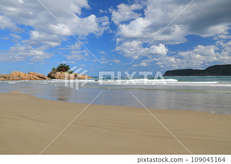 從鳥取浦富海岸美麗的海灘眺望向島惠比壽神社 從鳥取浦富海岸美麗的海灘眺望向島惠比壽神社 109045164