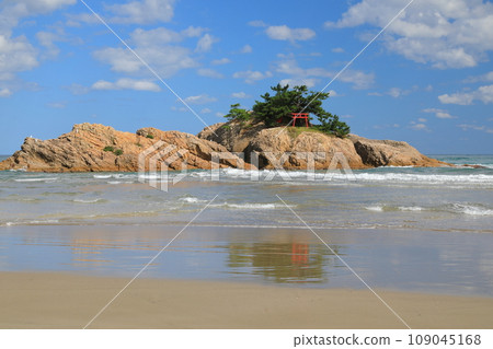 浦富海岸的向島惠比壽神社在藍天的映襯下的景色 浦富海岸的向島惠比壽神社在藍天的映襯下的景色 109045168