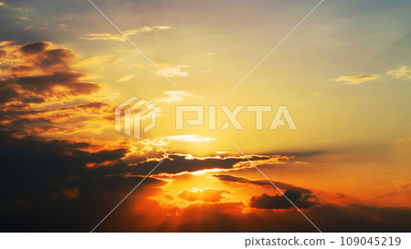夕陽西下的美景(埼玉縣川口市附近的景色) 夕陽西下的美景(埼玉縣川口市附近的景色) 109045219