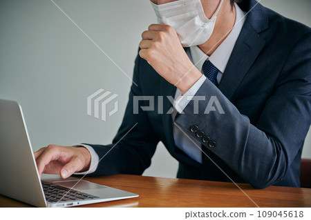 咳嗽不停的年輕男性上班族 咳嗽不停的年輕男性上班族 109045618