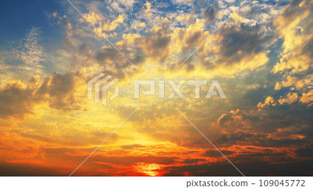 Beautiful scenery of the sunset sky (scenery near Kawaguchi City, Saitama Prefecture) Beautiful scenery of the sunset sky (scenery near Kawaguchi City, Saitama Prefecture) 109045772