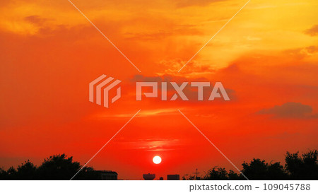 Beautiful scenery of the sunset sky (scenery near Kawaguchi City, Saitama Prefecture) 109045788