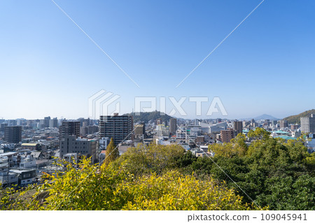 從道後公園展望台看到的松山城 從道後公園展望台看到的松山城 109045941