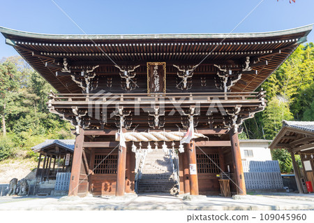 Niomon gate of Jodoji Temple (Matsuyama City, Ehime Prefecture) 109045960
