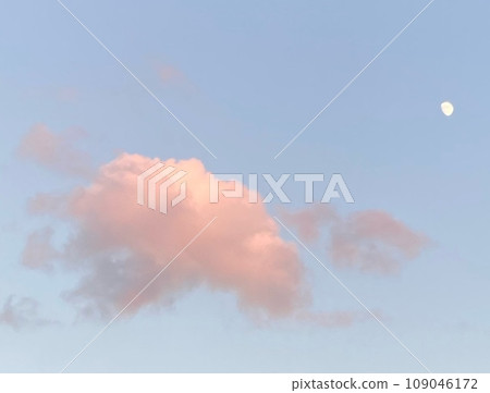 傍晚的雲和月亮 傍晚的雲和月亮 109046172