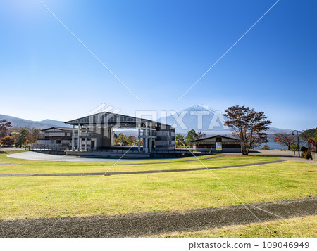 日本山梨縣山中湖的戶外舞台山中湖劇院響和富士山， 109046949