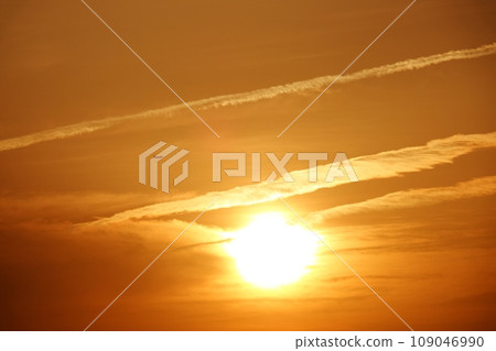 Contrails and sunset appearing in the evening sky / Spring / Telephoto / Sky only / 230422pm 109046990