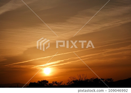Contrails and sunset appearing in the evening sky, Spring, Telephoto, Sky-based, 230422pm Contrails and sunset appearing in the evening sky, Spring, Telephoto, Sky-based, 230422pm 109046992