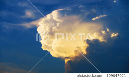 黃昏時雲彩的壯麗景色 黃昏時雲彩的壯麗景色 109047021