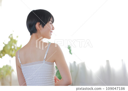 Beauty_Woman facing away_Green 1 in the back Beauty_Woman facing away_Green 1 in the back 109047186