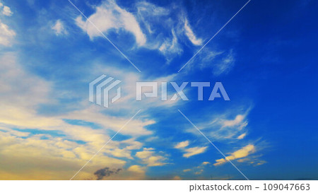 Beautiful scenery of magnificent clouds in the sunset sky (scenery near Kawaguchi City, Saitama Prefecture) 109047663