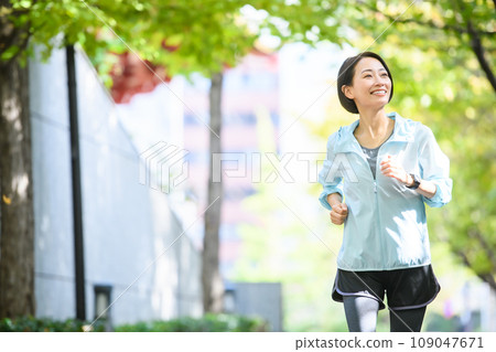 陽光下慢跑的女人 109047671