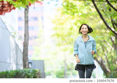 Woman jogging sunlight Woman jogging sunlight 109047676