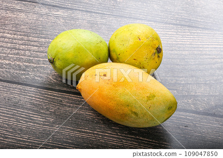 Fresh sweet and juicy mango heap Fresh sweet and juicy mango heap 109047850