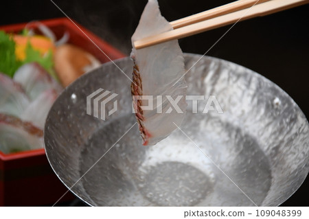 Eating wild sea bream shabu-shabu 109048399