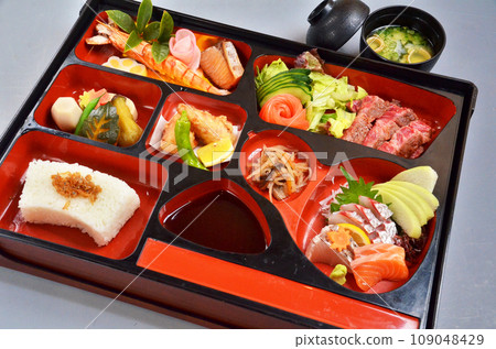 美味松花堂便當，色彩鮮豔 109048429