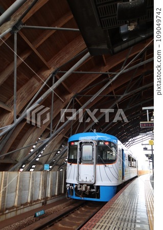 R高知月台 土佐黑潮鐵道、後免奈半利線列車在鯨頭巨蛋停靠 R高知月台 土佐黑潮鐵道、後免奈半利線列車在鯨頭巨蛋停靠 109049742