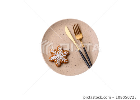 Beautiful festive Christmas composition of an empty plate, tangerine and gingerbreads 109050725