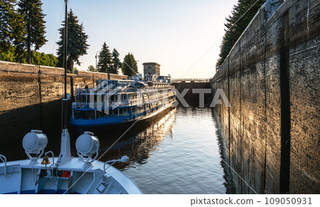 The cruise ship passes through the gateway of the Moscow Canal 109050931