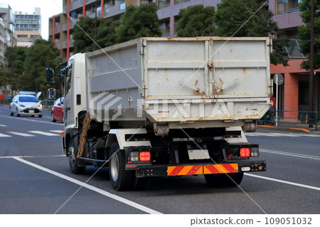 Image of industrial waste collection and transportation vehicle 109051032