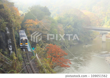 Suigun Line ``Train running through mountain scenery covered with mountain mist'' Suigun Line ``Train running through mountain scenery covered with mountain mist'' 109051562