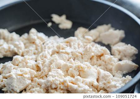將豆腐放入平底鍋中煎熟 將豆腐放入平底鍋中煎熟 109051724