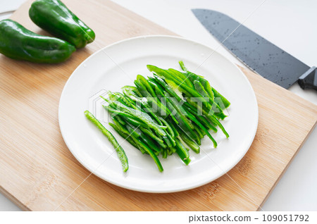 Preparation of julienne peppers Preparation of julienne peppers 109051792