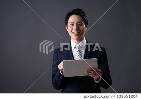 Middle-aged businessman operating a tablet 109051804