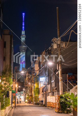 [東京]淺草的小巷，俯瞰天空樹 109052164