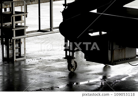 A quiet fish market at a fishing port 109053118