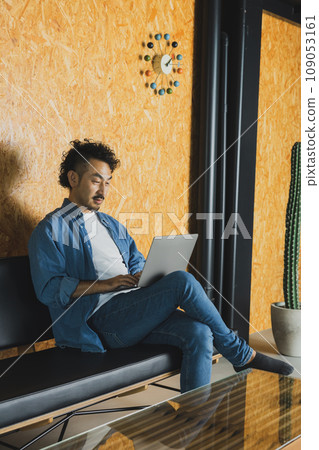 A man working in a shared office 109053161