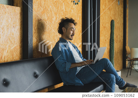 A man working in a shared office 109053162