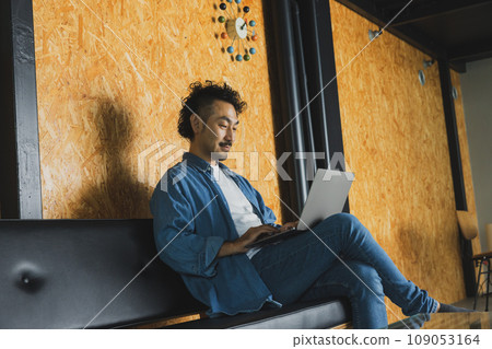 在共享辦公室工作的人 109053164