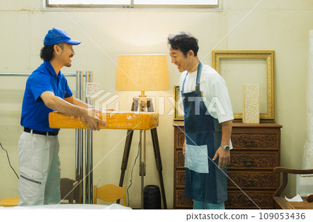 Delivery staff carrying luggage 109053436