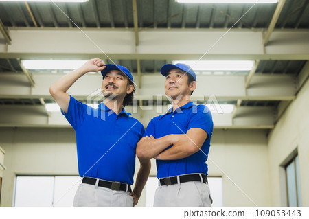 Delivery staff carrying luggage 109053443