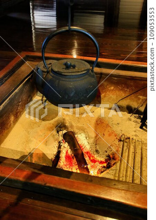 The hearth of an old folk house conveys the way of life in the Edo period. 109053553