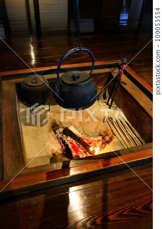 The hearth of an old folk house conveys the way of life in the Edo period. 109053554
